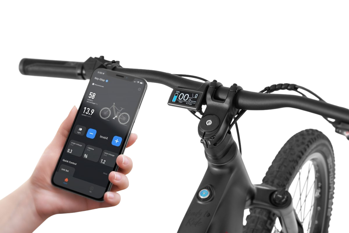 Czarny rower elektryczny widziany z przodu, na pierwszym planie kierownica z wyświetlaczem cyfrowym, obok ręka trzymająca smartfon z aplikacją pokazującą dane jazdy (np. 58% baterii).